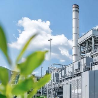 Industrieanlage im Grünen