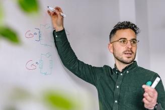 Ein MorgenGrün-Mitarbeiters bei der Projektplanung an einem Whiteboard mit Notizen und Visualisierungen
