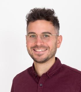 Foto von Dr. Jan Richarz vor einem neutralen Hintergrund in professioneller Darstellung