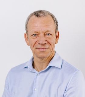 Foto des Niederlassungsleiters Alfred Wallau vor einem neutralen Hintergrund