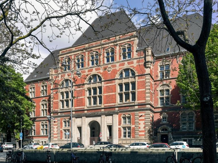 Außenaufnahme des denkmalgeschützten Verwaltungs- und Finanzgerichtgebäudes von der Vorderseite. Realisierung eines Sanierungskonzeptes bei besonderer Berücksichtigung der Gebäudehülle.