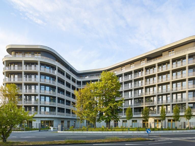 Visualisierung der Außenfassade eines modernen Bürogebäudes mit schönem umgebendem Bereich