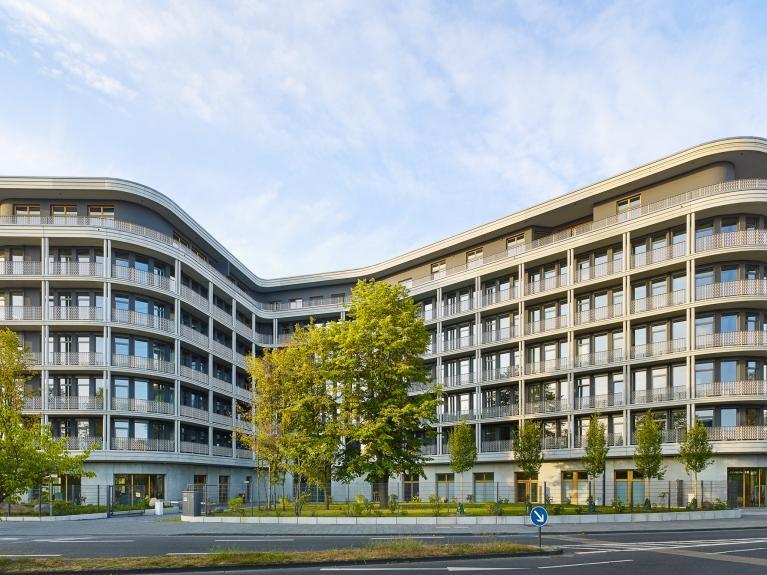 Visualisierung der Außenfassade eines modernen Bürogebäudes mit schönem umgebendem Bereich