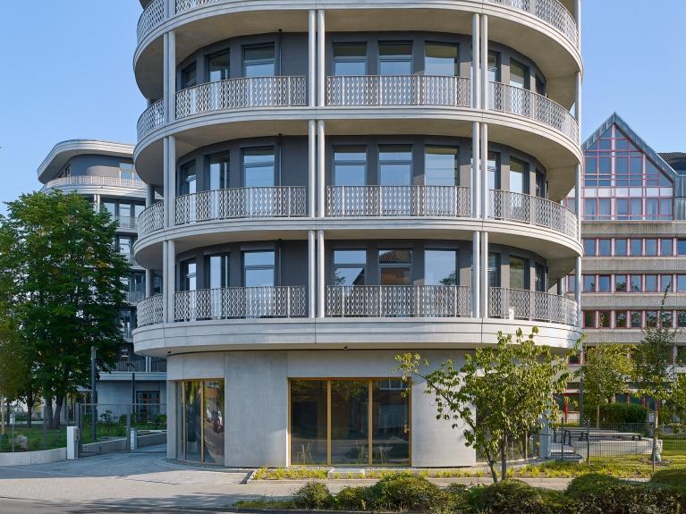 Visualisierung der Außenfassade eines Neubaubürogebäude mit einer runden Architektur.  Realisierung eines Energiekonzeptes mit 77% weniger CO2 Ausstoß