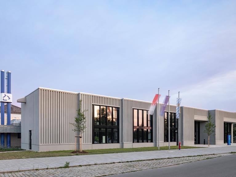 Außenaufnahme eines modernen Gebäudes mit einer gradlinigen und minimalistischen Architektur. Das Neubaugebäude ist das Bauindustriezentrum in Nürnberg-Wetzendorf. Zukunftssichere Modernisierung des Zentrums.
