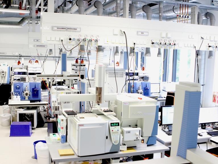 Innenaufnahme eines Biochemie-Labors auf dem Campus der Deutschen Sporthochschule Köln