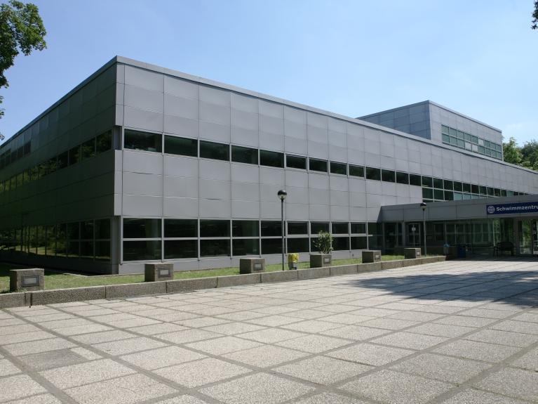Außenaufnahme des Schwimmzentrums auf dem Campus der Deutschen Sporthochschule Köln