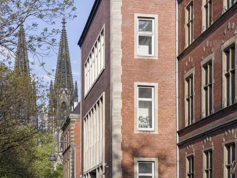 Außenaufnahme des Verwaltungs- und Finanzgerichtsgebäudes in Köln mit Blick auf den Dom und markanter Architektur