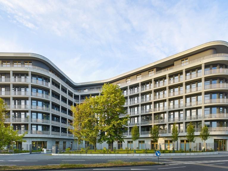 Visualisierung der Außenfassade eines modernen Bürogebäudes mit schönem umgebendem Bereich