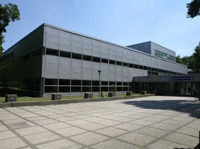 Außenaufnahme des Schwimmzentrums auf dem Campus der Deutschen Sporthochschule Köln
