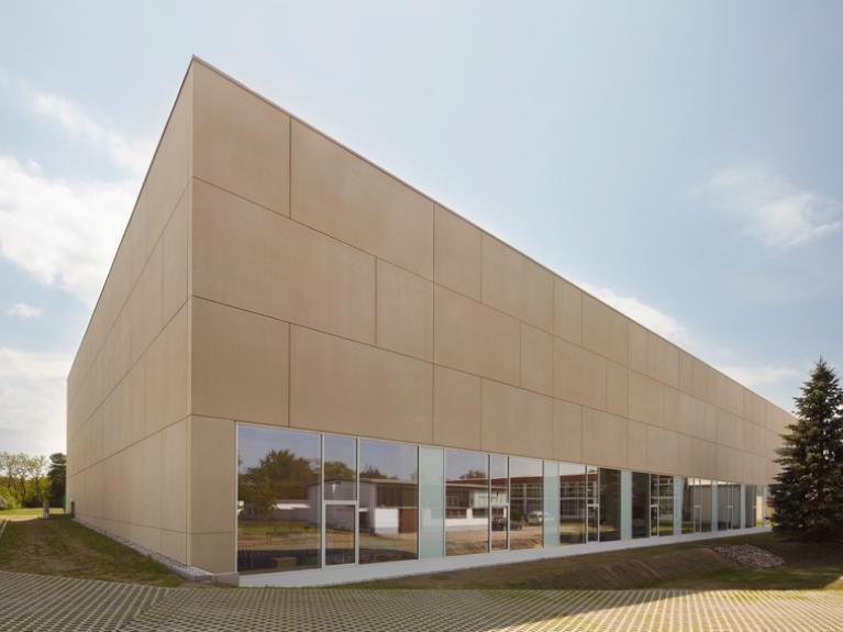 Außenaufnahme der Sporthalle des Trainingszentrums Kienbaum