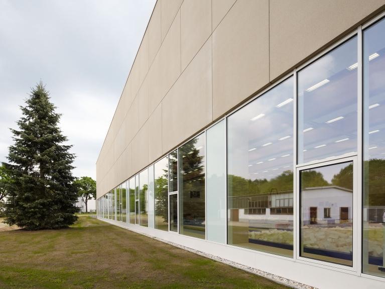 Außenaufnahme der Sporthalle des Trainingszentrums Kienbaum