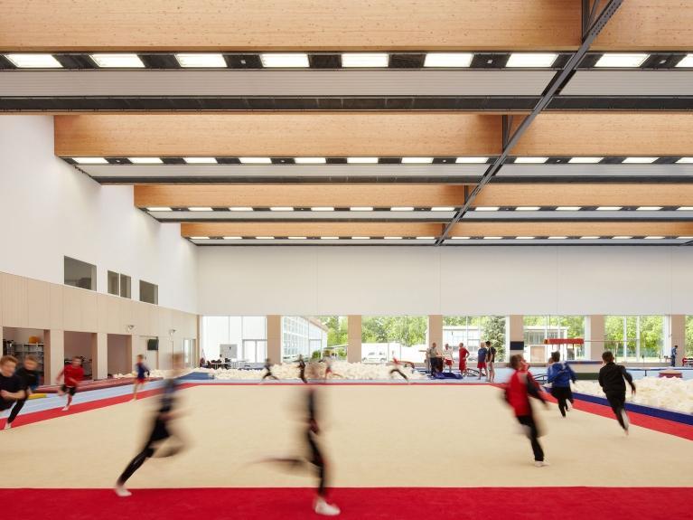 Innenaufnahme der Sporthalle des Trainingszentrums Kienbaum mit moderner Ausstattung und großzügiger Hallenfläche
