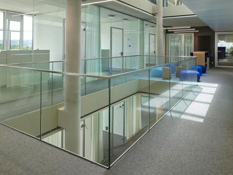 Innenaufnahme mit Blick in den Flur des neuen Verwaltungsgebäudes Medice in Iserlohn mit moderner Gestaltung