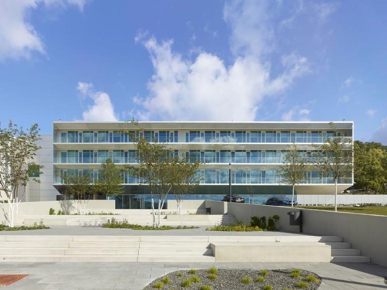 Außenaufnahme des neuen Verwaltungsgebäudes Medice in Iserlohn mit moderner Architektur und gestalteter Umgebung