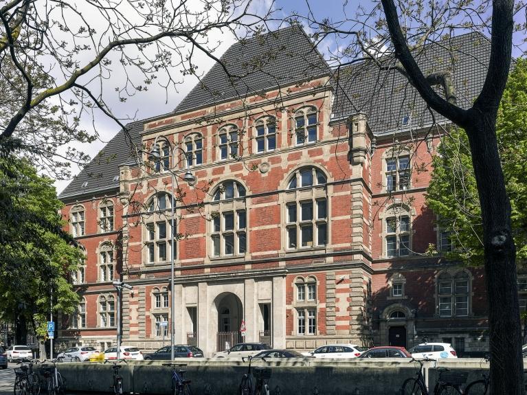 Foto der Eingangsfassade des Verwaltungs- und Finanzgericht