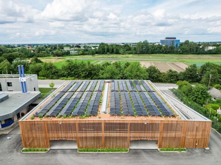 Das neue Holzfassadenparkhaus des neuen BiZ Solo in Nürnberg-Wetzendorf aus der Vogelperspektive