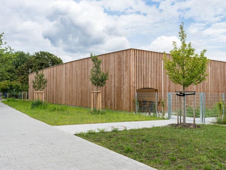 Das neue Holzfassadenparkhaus des neuen BiZ Solo in Nürnberg-Wetzendorf