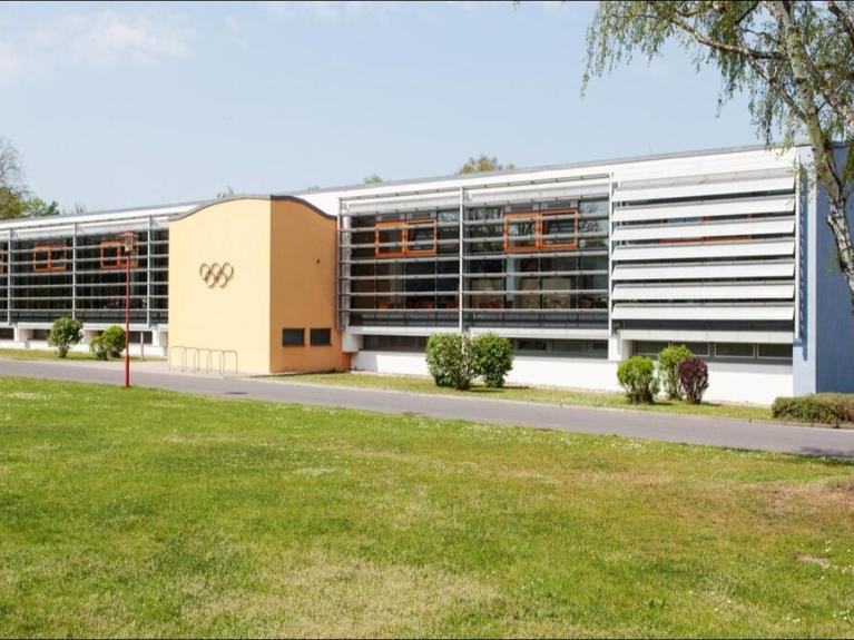 Blick auf ein Gebäude des Kienbaum Olympischen und Paralympischen Trainingszentrum für Deutschland in Grünheide