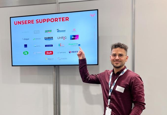 Mann steht vor Screen