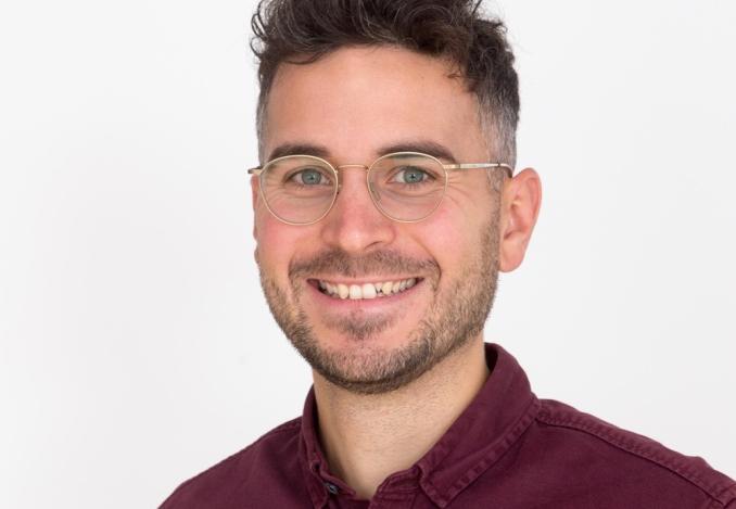 Foto von Dr. Jan Richarz vor einem neutralen Hintergrund in professioneller Darstellung