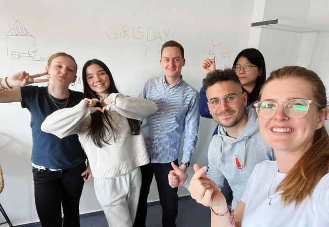 Selfie der Girls’Day-Gruppe 2025 mit mehreren Teilnehmerinnen in gemeinsamer und fröhlicher Atmosphäre
