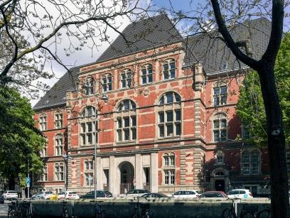 Außenaufnahme des denkmalgeschützten Verwaltungs- und Finanzgerichtgebäudes von der Vorderseite. Realisierung eines Sanierungskonzeptes bei besonderer Berücksichtigung der Gebäudehülle.