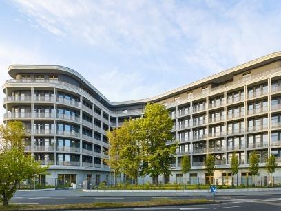 Visualisierung der Außenfassade eines modernen Bürogebäudes mit schönem umgebendem Bereich