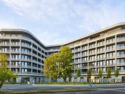 Visualisierung der Außenfassade eines modernen Bürogebäudes mit schönem umgebendem Bereich