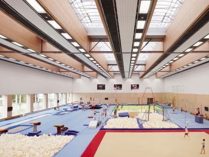 Innenaufnahme einer modernen Turnhalle des olympischen und paralympischen Trainingszentrums in Grünheide mit verschiedenen Turngeräten wie Sprungtische, Schwebebalken und Barren. Realisierung eines klimaneutralen Energiekonzeptes für das Trainingszentrum.