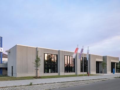 Außenaufnahme eines modernen Gebäudes mit einer gradlinigen und minimalistischen Architektur. Das Neubaugebäude ist das Bauindustriezentrum in Nürnberg-Wetzendorf. Zukunftssichere Modernisierung des Zentrums.