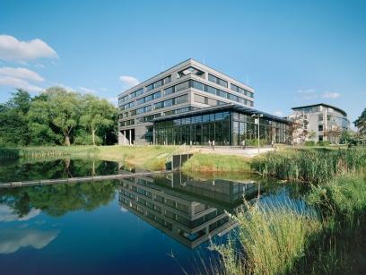 Außenansicht des neuen Verwaltungsgebäudes der Basler AG in Ahrensburg