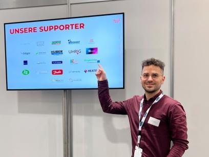 Mann steht vor Screen