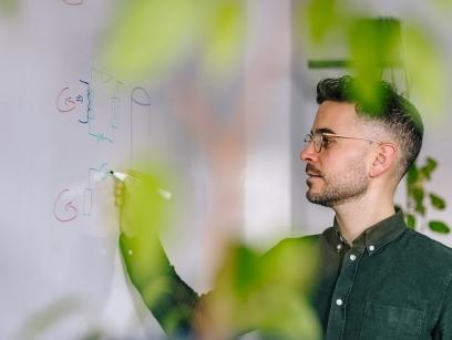 Foto eines MorgenGrün Mitarbeiters an einer Flipchart
