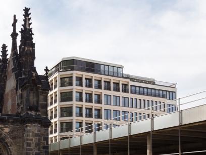 Außenaufnahme des Geschäftshauses Hopfenmarkt 33 in Hamburg mit historischer Fassade und städtischer Umgebung