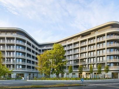 Visualisierung der Außenfassade eines modernen Bürogebäudes mit schönem umgebendem Bereich