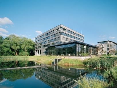 Außenansicht des neuen Verwaltungsgebäudes der Basler AG in Ahrensburg mit moderner Architektur und Umgebung