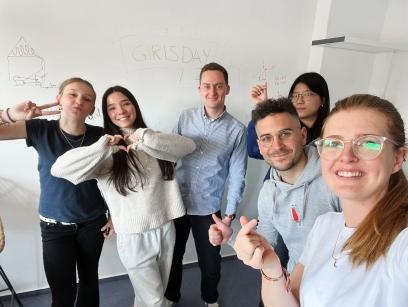 Selfie der Girls’Day-Gruppe 2025 mit mehreren Teilnehmerinnen in gemeinsamer und fröhlicher Atmosphäre