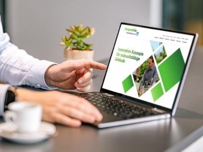 Foto eines geöffneten Laptops mit der MorgenGrün Startseite auf dem Bildschirm