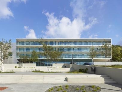 Außenaufnahme des neuen Verwaltungsgebäudes Medice in Iserlohn mit moderner Architektur und gestalteter Umgebung