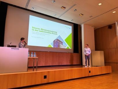Nino Kiechle und Maximilian Schier halten einen Vortrag auf der Bundesabwärmetagung