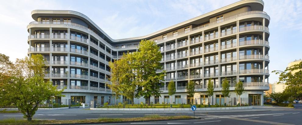 Visualisierung der Außenfassade eines modernen Bürogebäudes mit schönem umgebendem Bereich