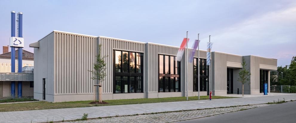 Außenaufnahme eines modernen Gebäudes mit einer gradlinigen und minimalistischen Architektur. Das Neubaugebäude ist das Bauindustriezentrum in Nürnberg-Wetzendorf. Zukunftssichere Modernisierung des Zentrums.