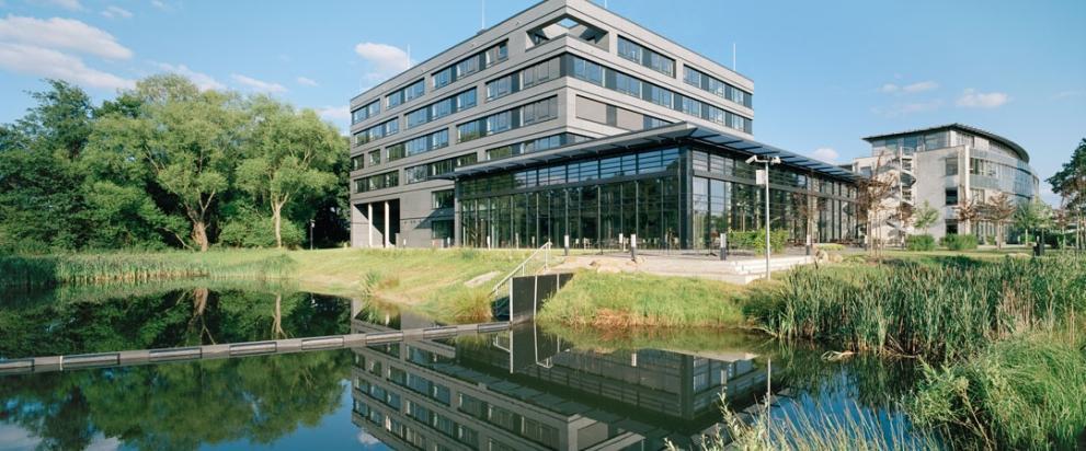 Außenansicht des neuen Verwaltungsgebäudes der Basler AG in Ahrensburg