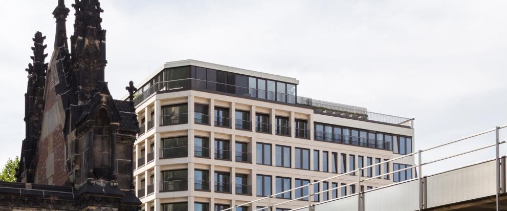 Außenaufnahme des Geschäftshauses Hopfenmarkt 33 in Hamburg mit historischer Fassade und städtischer Umgebung