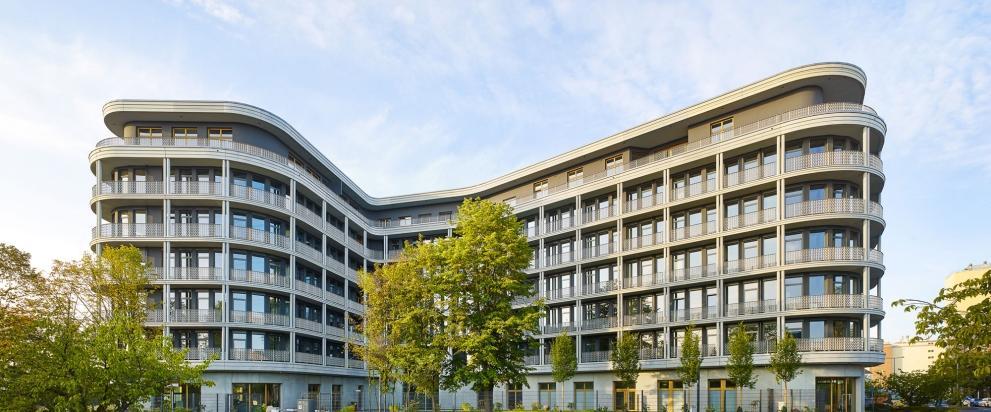 Visualisierung der Außenfassade eines modernen Bürogebäudes mit schönem umgebendem Bereich