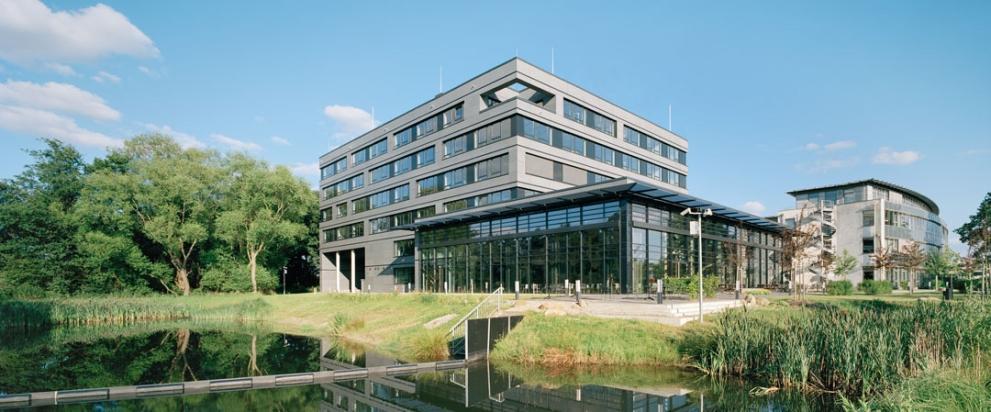 Außenansicht des neuen Verwaltungsgebäudes der Basler AG in Ahrensburg mit moderner Architektur und Umgebung