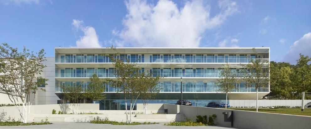 Außenaufnahme des neuen Verwaltungsgebäudes Medice in Iserlohn mit moderner Architektur und gestalteter Umgebung