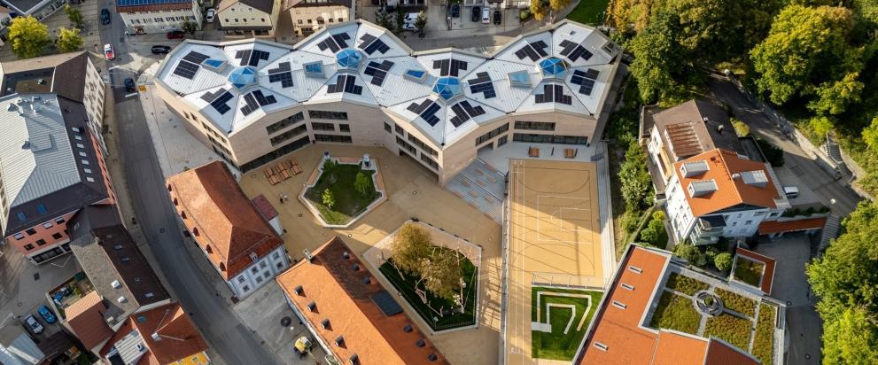Luftaufnahme der neuen St. Martin-Grundschule in Marktoberdorf mit Schulgebäude, Außenanlagen und umliegender Umgebung