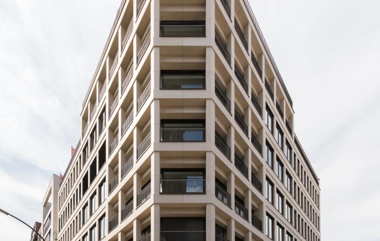Außenaufnahme des Geschäftshauses Hopfenmarkt 33 in Hamburg mit Eingangsbereich und historischer Fassade